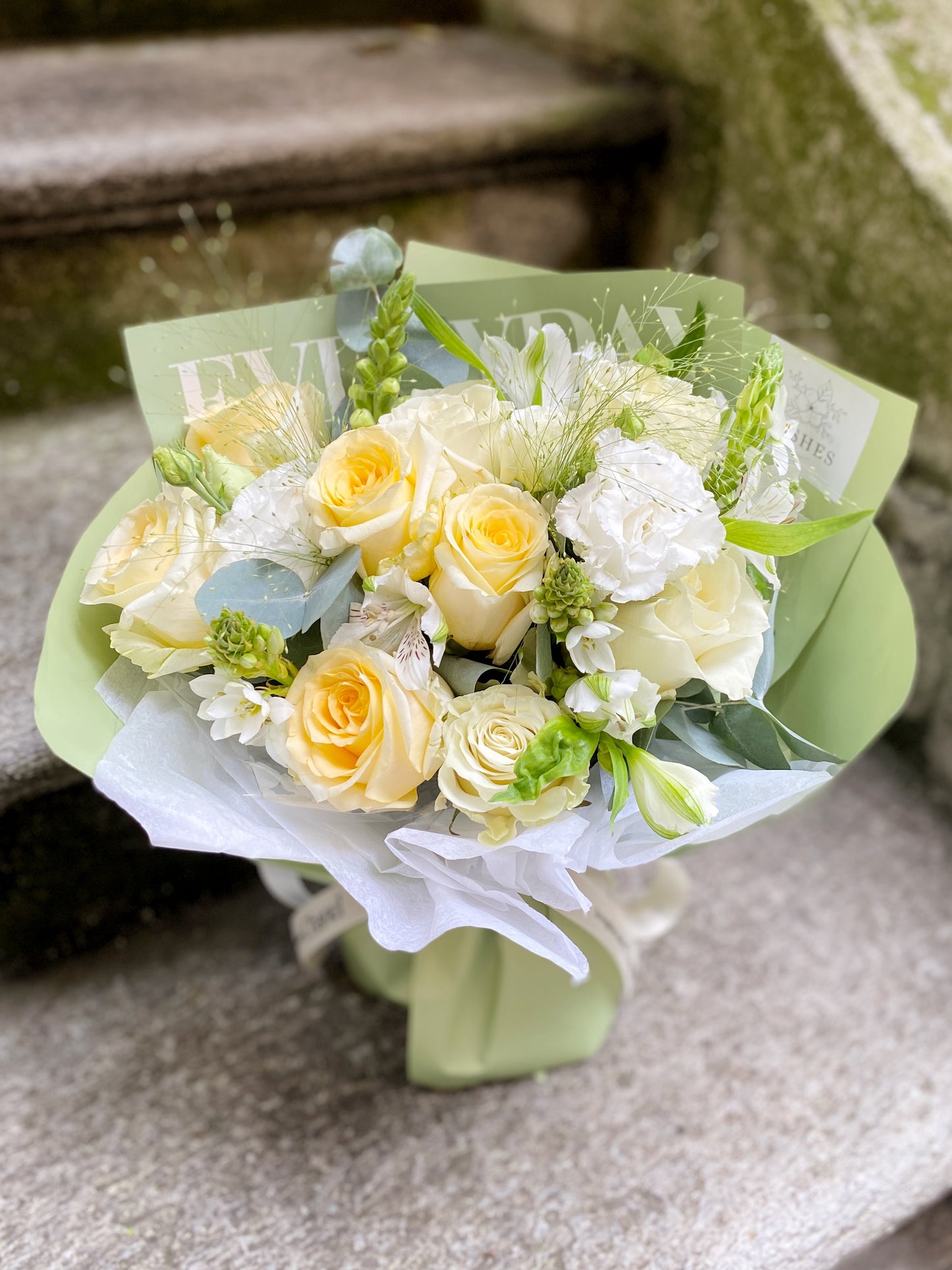 Medium Fresh Flower Bouquet - Mixed Color Champagne