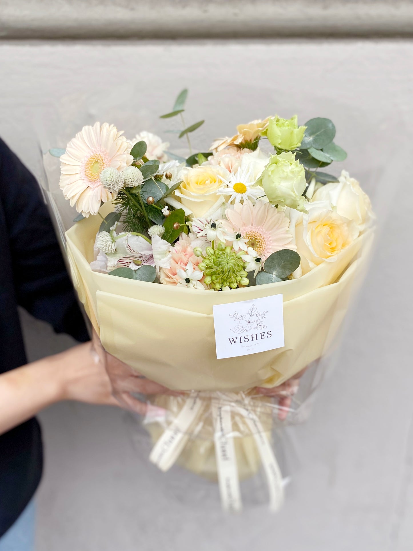 Medium Round Fresh Flower Bouquet - Crema/Yellow
