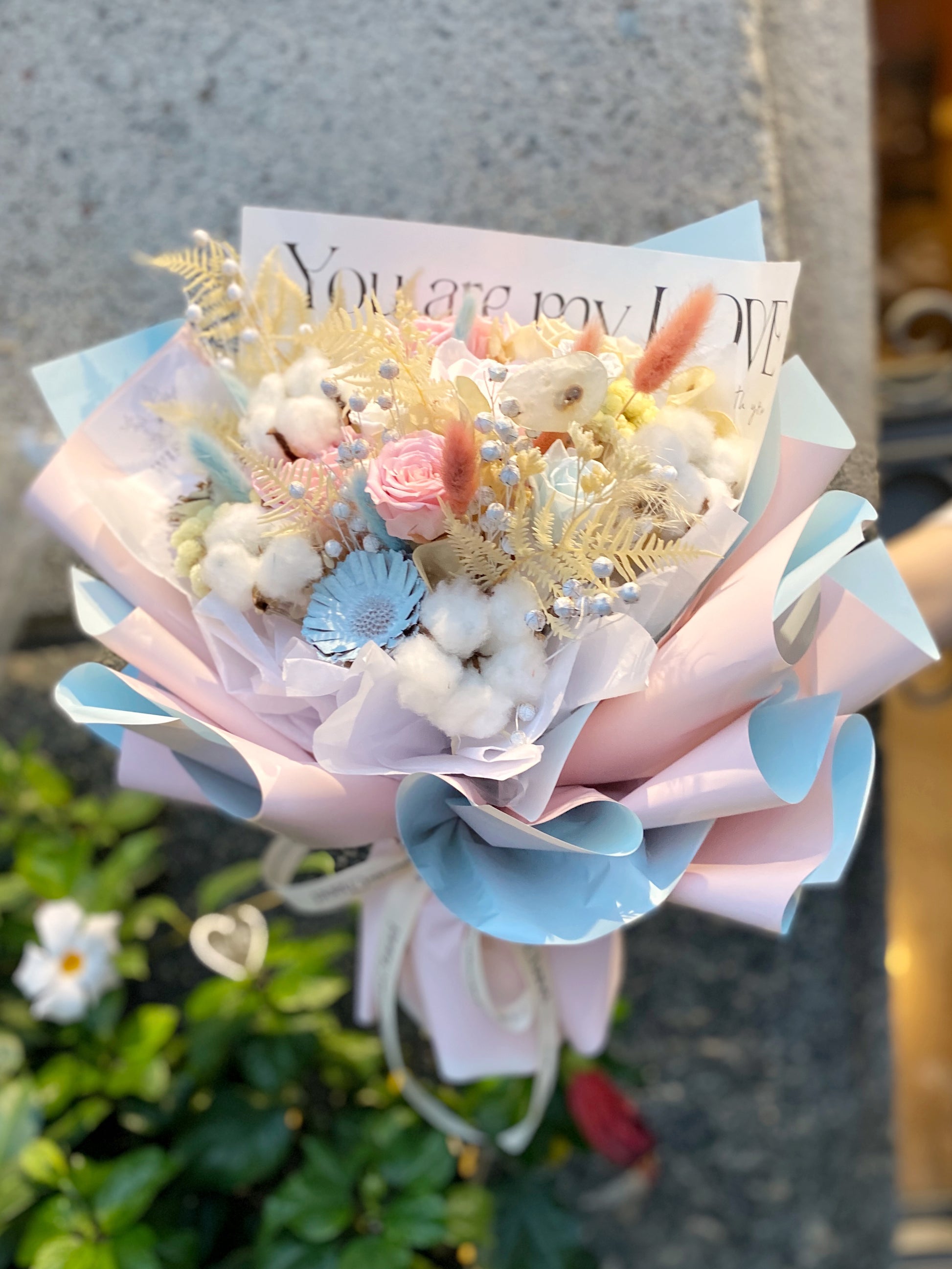 Preserved flower bouquet--strawberry milk (comes with bag and light string)  - Shop yunyuflower Dried Flowers & Bouquets - Pinkoi